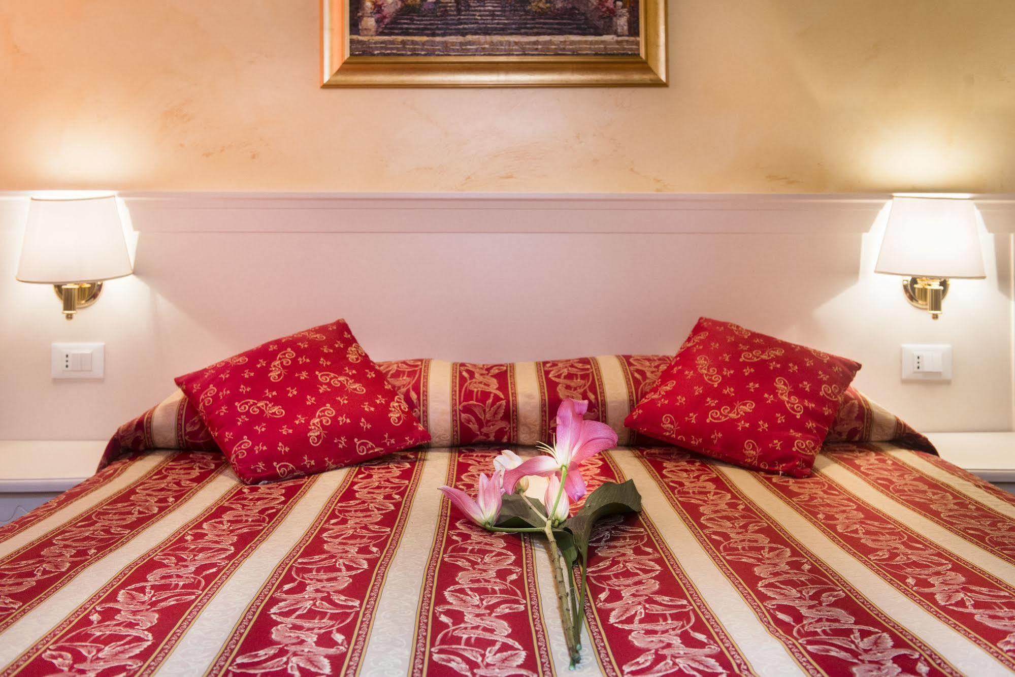 ローマ ドムス トレヴィ Bed & Breakfast エクステリア 写真
